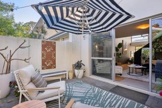 Doubleview Escape, Cafes, Shops, and Beach Nearby - 1