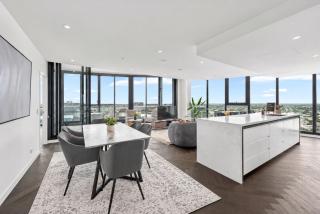 Luxe 3BR Penthouse with Rooftop Pool, Gym & Parking - 9