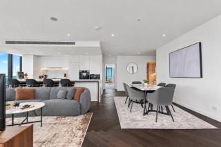 Luxe 3BR Penthouse with Rooftop Pool, Gym & Parking - 2