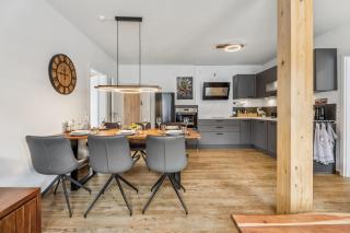 Holz & Hirsch Loft - Parkplatz und Hund - 2