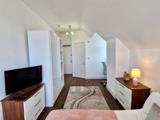 Earlsdon Guesthouse Pvt Room Bath w Free Parking - 7
