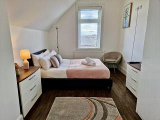 Earlsdon Guesthouse Pvt Room Bath w Free Parking - 0