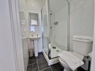 Earlsdon Guesthouse Pvt Room Bath w Free Parking - 4