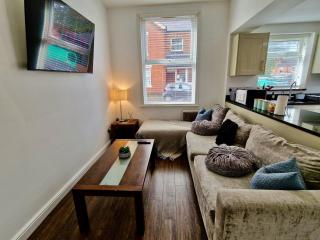 Earlsdon Guesthouse Pvt Room Bath w Free Parking - 2