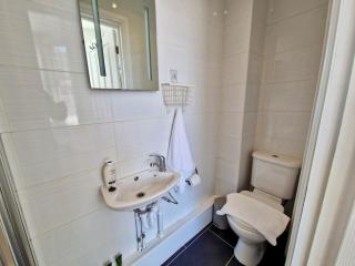 Pvt Room w Pvt Bathroom in Serviced House #1 - 1