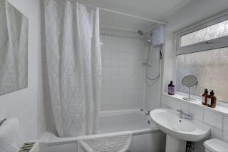 Cosy 2 Bedroom 4 Beds w Parking near City Centre - 2