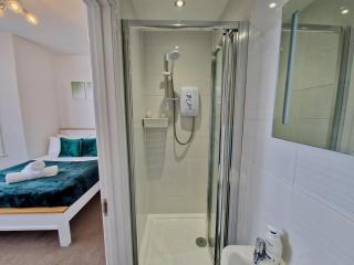 Earlsdon Guesthouse Pvt Room w Ensuite & Parking - 4