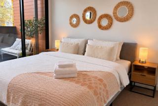 Rooftop CBD View, Stylish Apartment, Heart of Brunswick - 2