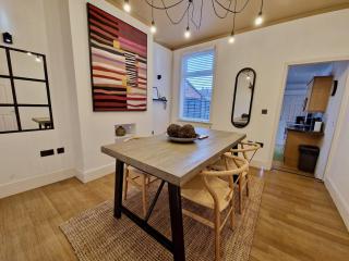 Luxurious & Cosy Home w Free Parking and Garden - 0