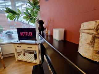 Luxurious & Cosy Home w Free Parking and Garden - 7