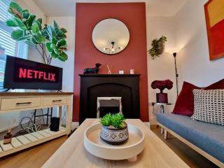 Luxurious & Cosy Home w Free Parking and Garden - 5