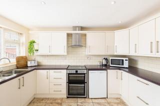 4 Bed Coventry Home Near Uni Hospital Parking - 5
