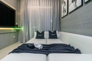 Luxury 2BD Apt with Pool GYM & Burj Khalifa Views - 2