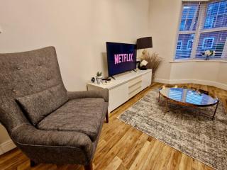 Spacious & Spacious Apt w Study Free Parking - 8