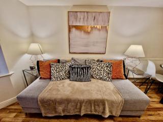 Spacious & Spacious Apt w Study Free Parking - 7