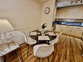 Spacious & Spacious Apt w Study Free Parking - 6