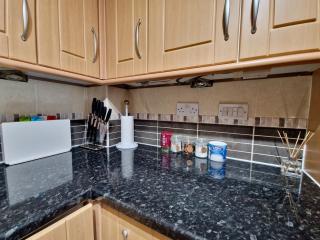 Spacious & Spacious Apt w Study Free Parking - 1
