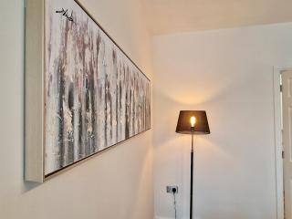Spacious Spacious & Modern Apt w Free Parking - 7