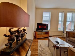 Spacious Spacious & Modern Apt w Free Parking - 6