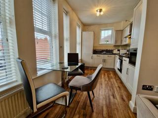 Spacious Spacious & Modern Apt w Free Parking - 5