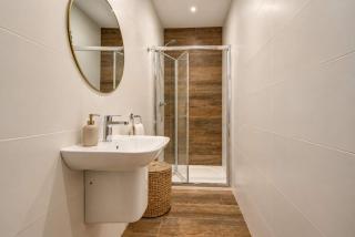 Modern City 2Bed Apartment with Private Balcony - 1