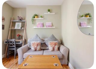 13 Chute Street central and homely - 0