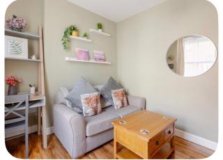 13 Chute Street central and homely - 8
