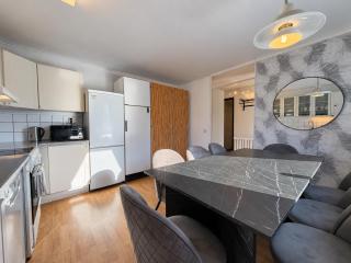 Team Villa - 2 Baths Laundry and Free Parking - Gothenburg - 4