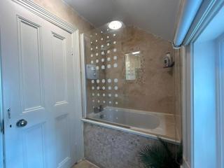 Elegant 4BDR 4BA Luxury Home Heart of Rathmines - 3