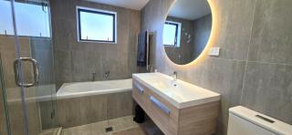 Modern 4BDR Coastal Luxury in Orakei - 6