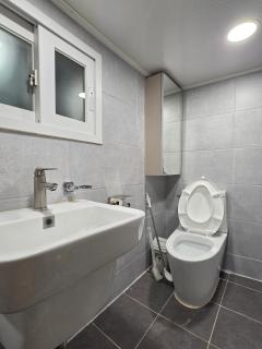 The Mediance, 1 minute to Samgakji area, 2 rooms, 3 beds, Myeongdong, Hongdae, Itaewon, Seoul Station, maximum 4 people, HYBE, airport bus - Seul - 4