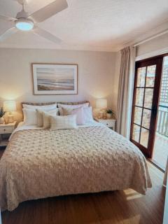 Upmarket Queen Room & Bath, Renovated, Quiet, Airport 10 min - shared accomm - 0