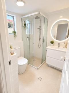 Upmarket Queen Room & Bath, Renovated, Quiet, Airport 10 min - shared accomm - 2