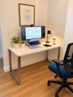 Upmarket Queen Room & Bath, Renovated, Quiet, Airport 10 min - shared accomm - 5