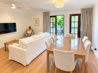 Upmarket Queen Room & Bath, Renovated, Quiet, Airport 10 min - shared accomm - 3
