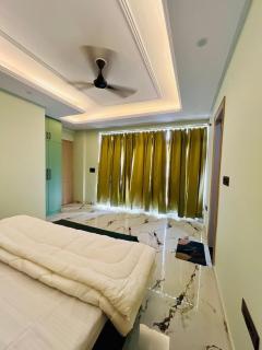 SkySuite Lux Private Pool Penthouse & Night Views - 8