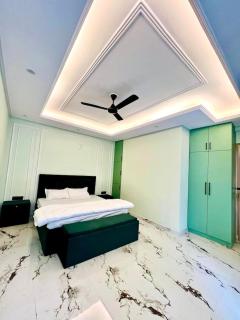 SkySuite Lux Private Pool Penthouse & Night Views - 5