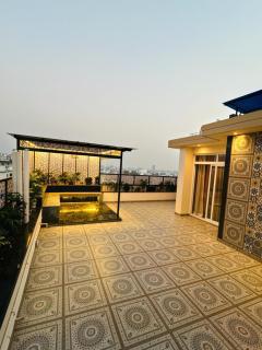 SkySuite Lux Private Pool Penthouse & Night Views - 3