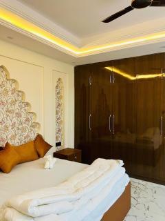 SkySuite Lux Private Pool Penthouse & Night Views - 1