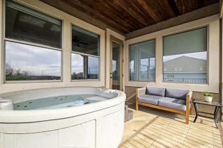Lake Travis Retreat with Hot Tub, Theater & Game Room in Texas - 7
