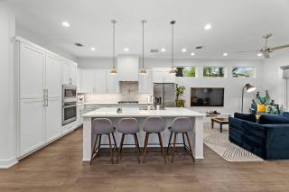 Modern Austin Getaway with Hot Tub, Sauna & Fire Pit in Texas - 5