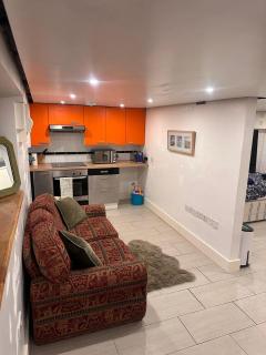 Studio Retreat with Small Garden and Own Entrance - 9