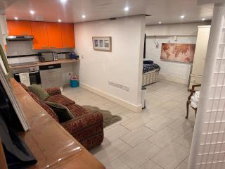 Studio Retreat with Small Garden and Own Entrance - 0