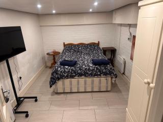 Studio Retreat with Small Garden and Own Entrance - 6
