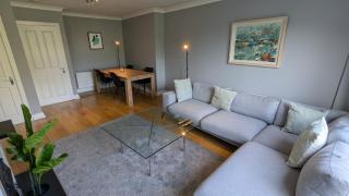 Large Newly updated 3BD Duplex 20Min to Airport - 2