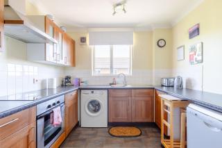 Homely 1 Bedroom Apartment in Beckton With Parking - London - 9
