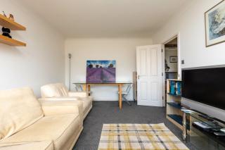 Homely 1 Bedroom Apartment in Beckton With Parking - London - 2