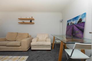 Homely 1 Bedroom Apartment in Beckton With Parking - London - 1