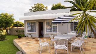 Oaknest Private Garden Guesthouse with Swimming Pool - 9