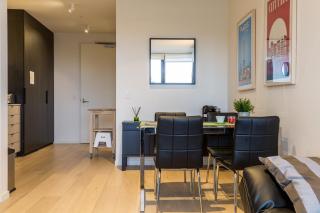 Modern 1 Bedroom in Tranquil Parklands - 9